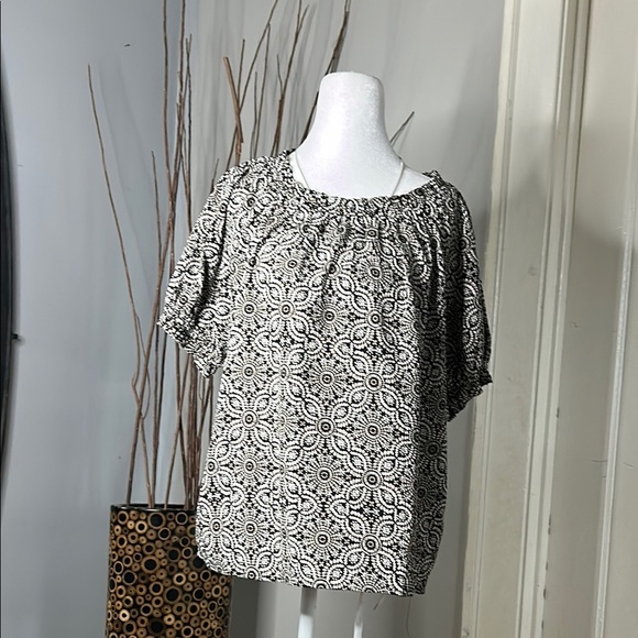 Ann Taylor Black and White Relaxed Flutter Sleeve Top - Picture 1 of 9